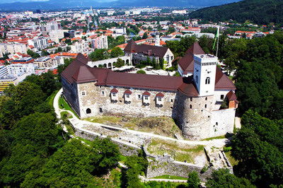 wedding_in_slovenia_ljubljana_castle_grounds-1